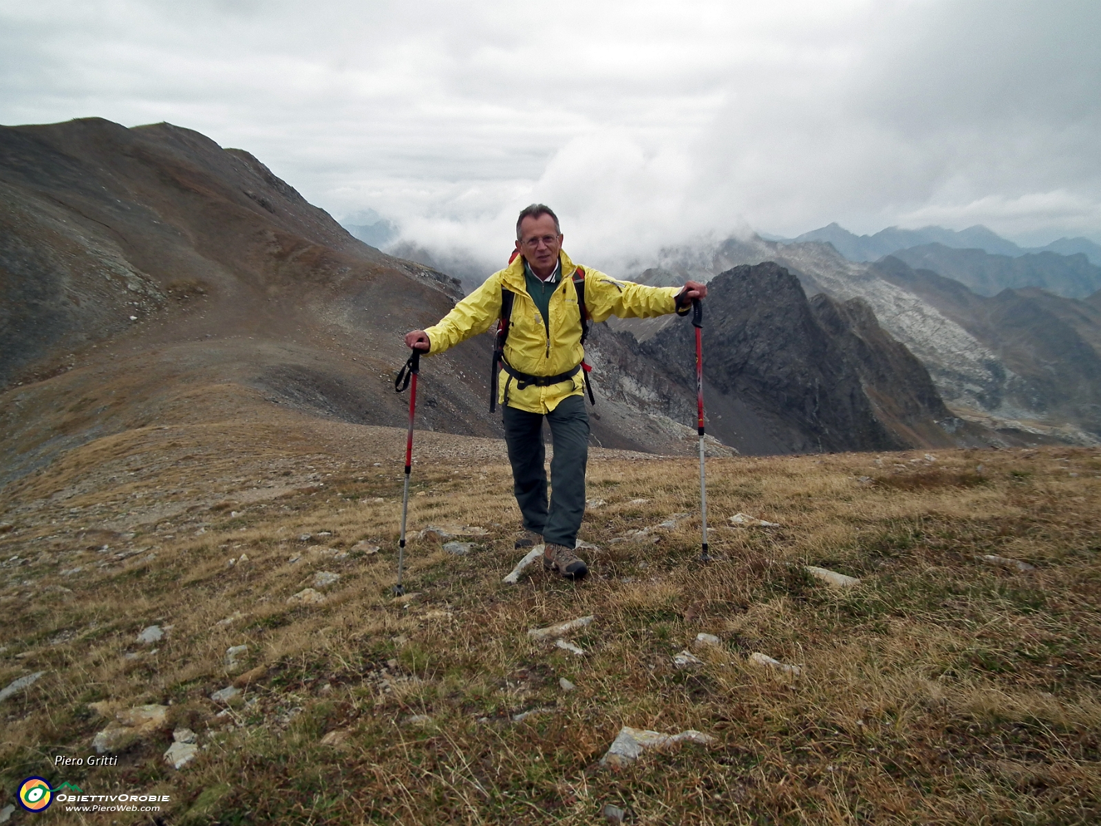 22 tra Monte Masoni e Pizzo Zerna (alle spalle) ....JPG